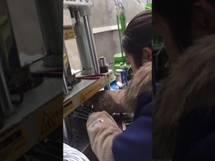 सिग्नल ट्रांसमिशन लाइन के लिए 20 टन छोटी वर्टिकल प्लास्टिक इंजेक्शन मोल्डिंग मशीन