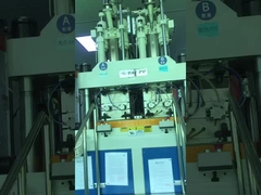 दो-रंग के खिलौने के खोल के लिए वर्टिकल डबल कलर इंजेक्शन मोल्डिंग मशीन 120 टन का उपयोग किया जाता है